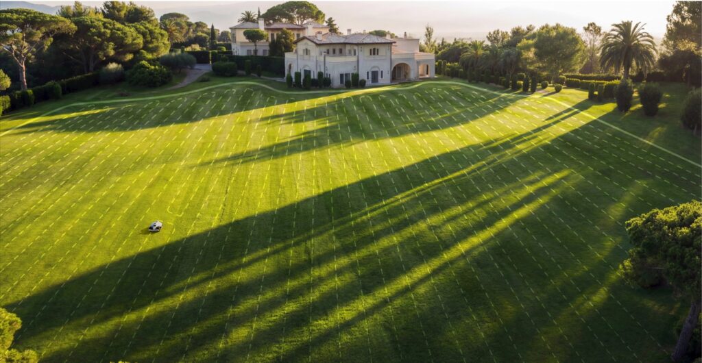 Rasenroboter im Garten Installation Innviertel